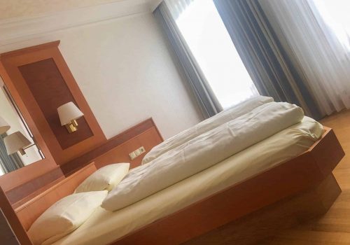 Doppelzimmer Maximum Rossini Bett im Wellnesshotel Moknis